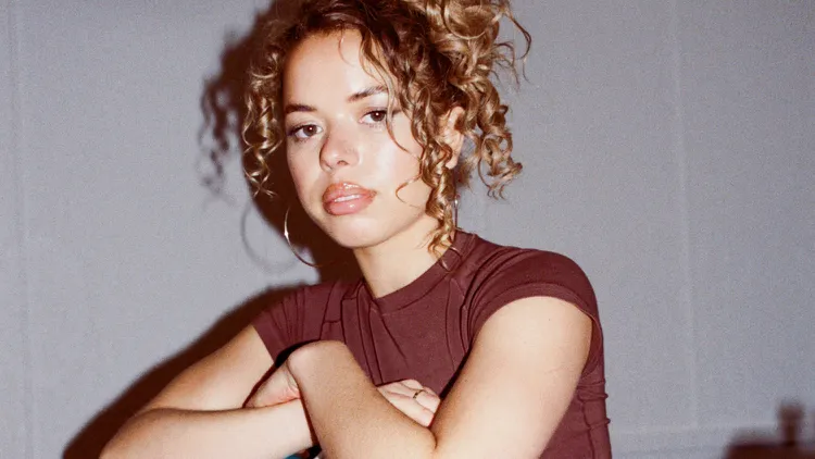 Nilüfer Yanya ups her ‘90s-leaning guitar goddess game.